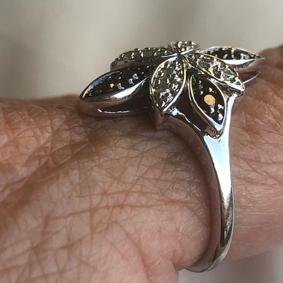 10k Black and White Diamond Ring - Picture 2 of 8